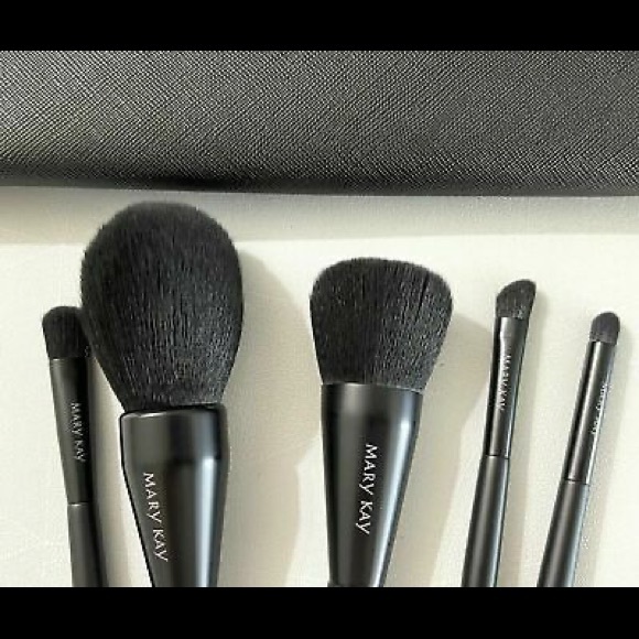 Essential Brush Collection - Picture 5 of 8